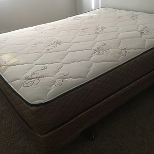 Queen mattress 120$